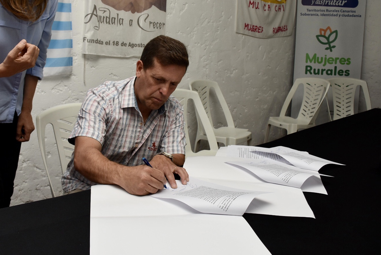 Representante de la Comisión de Vecinos, Ariel Mainar, en la firma de convenio tripartito entre la Intendencia de Canelones, OSE y la comisión de vecinos y vecinas de Canelón Chico