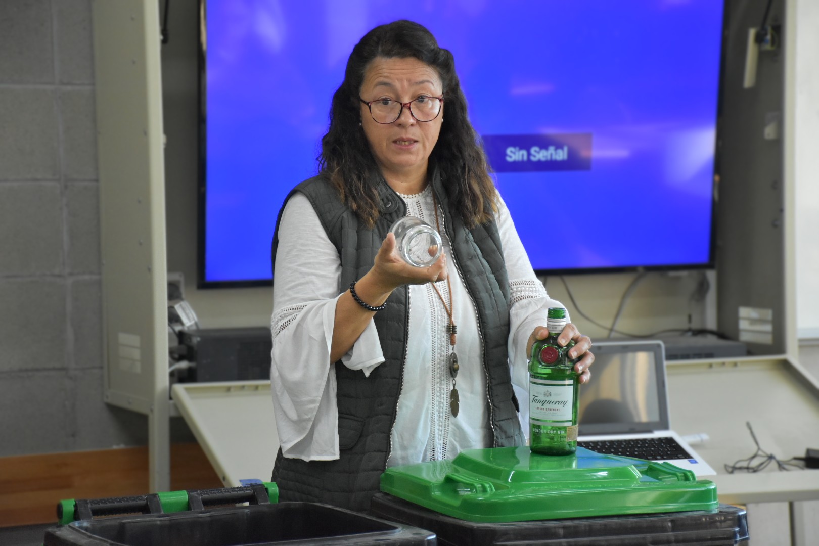 Responsable del Área de Educación Ambiental de la Intendencia de Canelones, Mtra. Rosana Silva en taller de educación ambiental en Liceo Aeroparque Responsable del Área de Educación Ambiental de la Intendencia de Canelones, Mtra. Rosana Silva en taller de educación ambiental en Liceo Aeroparque