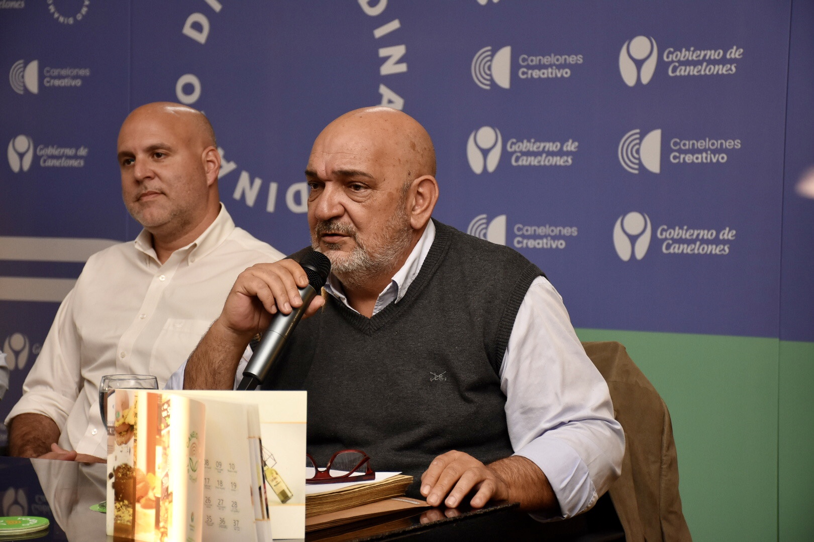 Secretario General, Francisco Legnani, y Director General de Desarrollo Económico, Álvaro Suárez, en la presentación de Catálogo Canelones te Alimenta Secretario General, Francisco Legnani, y Director General de Desarrollo Económico, Álvaro Suárez, en la presentación de Catálogo Canelones te Alimenta