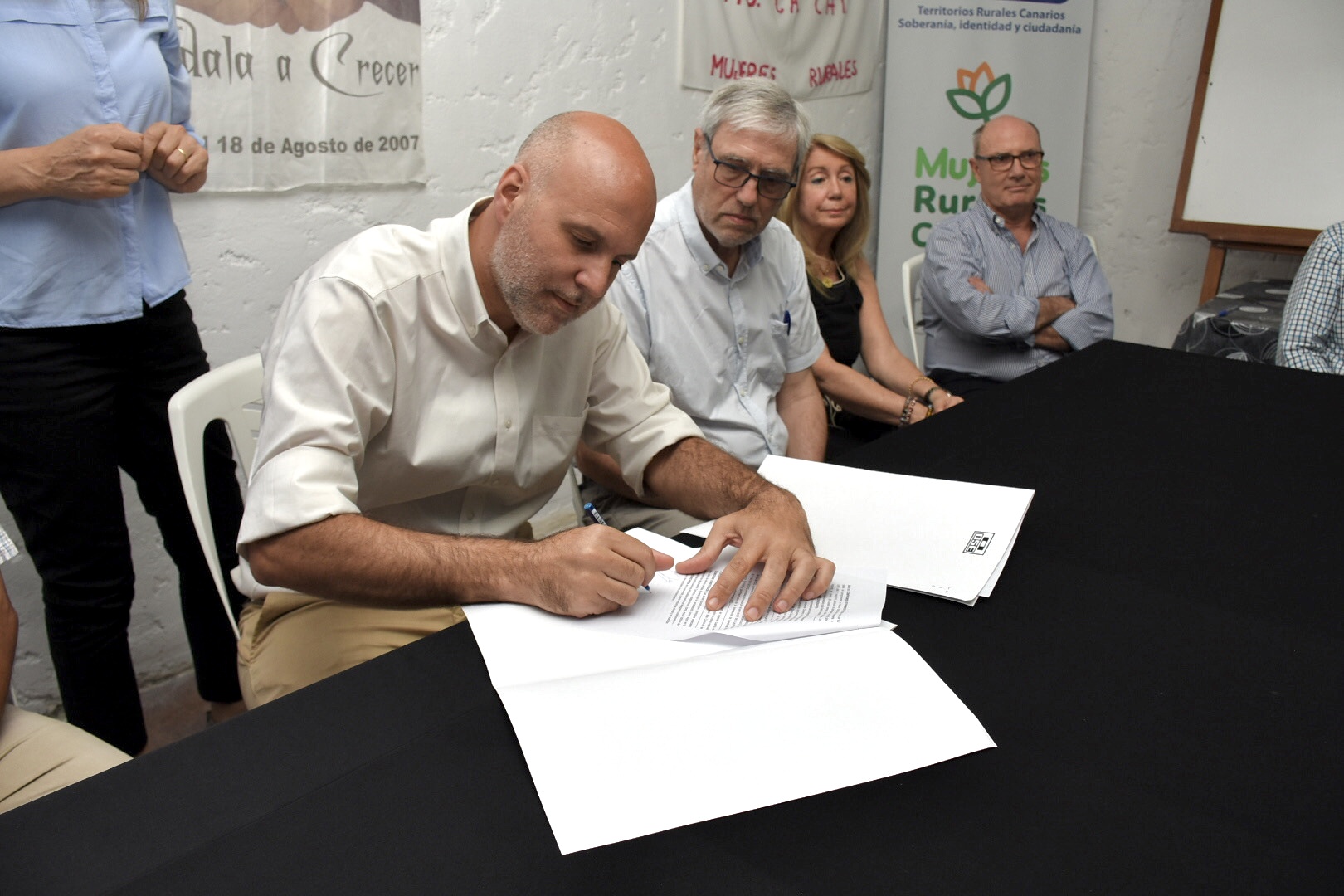 Secretario General de la intendencia de Canelones, Francisco Legnani, en la firma de convenio tripartito entre la Intendencia de Canelones, OSE y la comisión de vecinos y vecinas de Canelón Chico