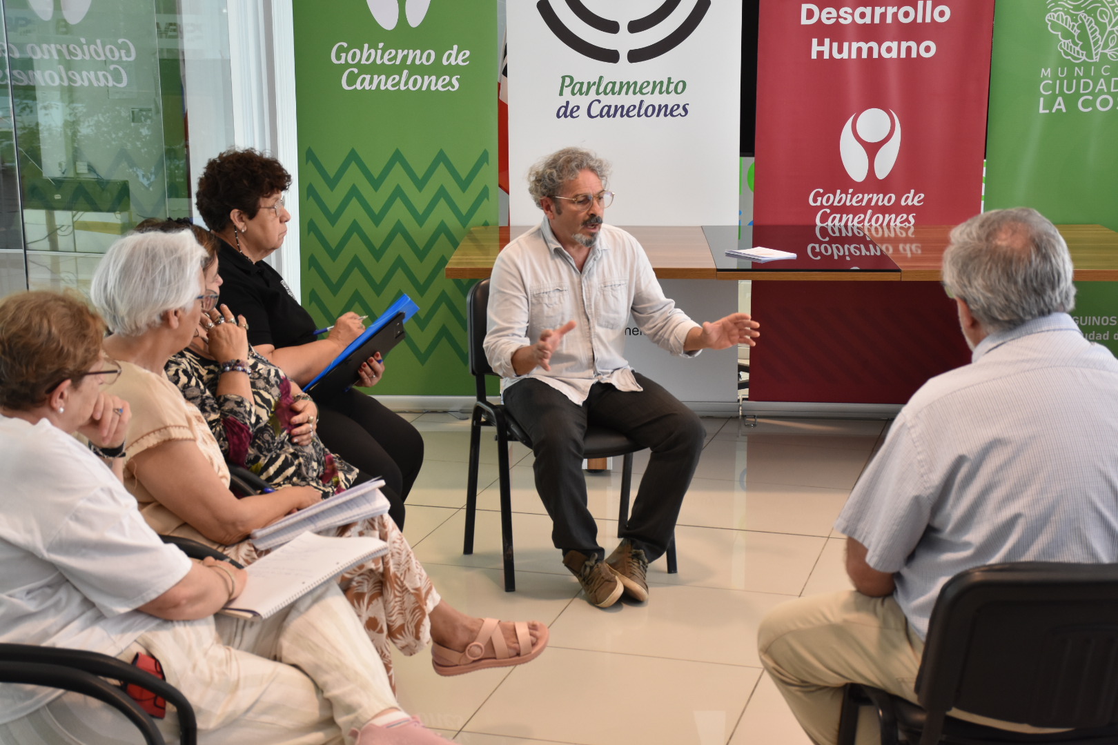 Secretario General de la Junta Departamental de Canelones, Miguel Sanguinetti, en reunión con integrantes de Red adultos mayores