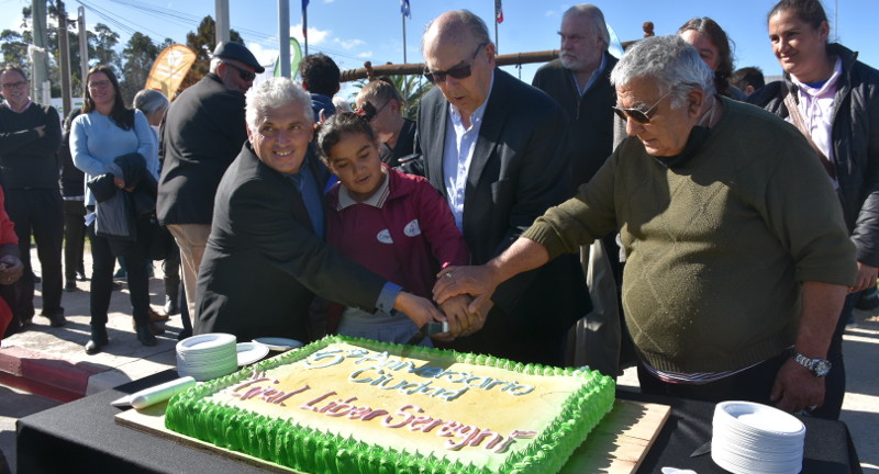 Corte de torta aniversario. Alcalde Líber Moreno, Ex Intendente de Canelones, Marcos Carámbula junto a la comunidad Corte de torta aniversario. Alcalde Líber Moreno, Ex Intendente de Canelones Marcos Carámbula junto a la comunidad