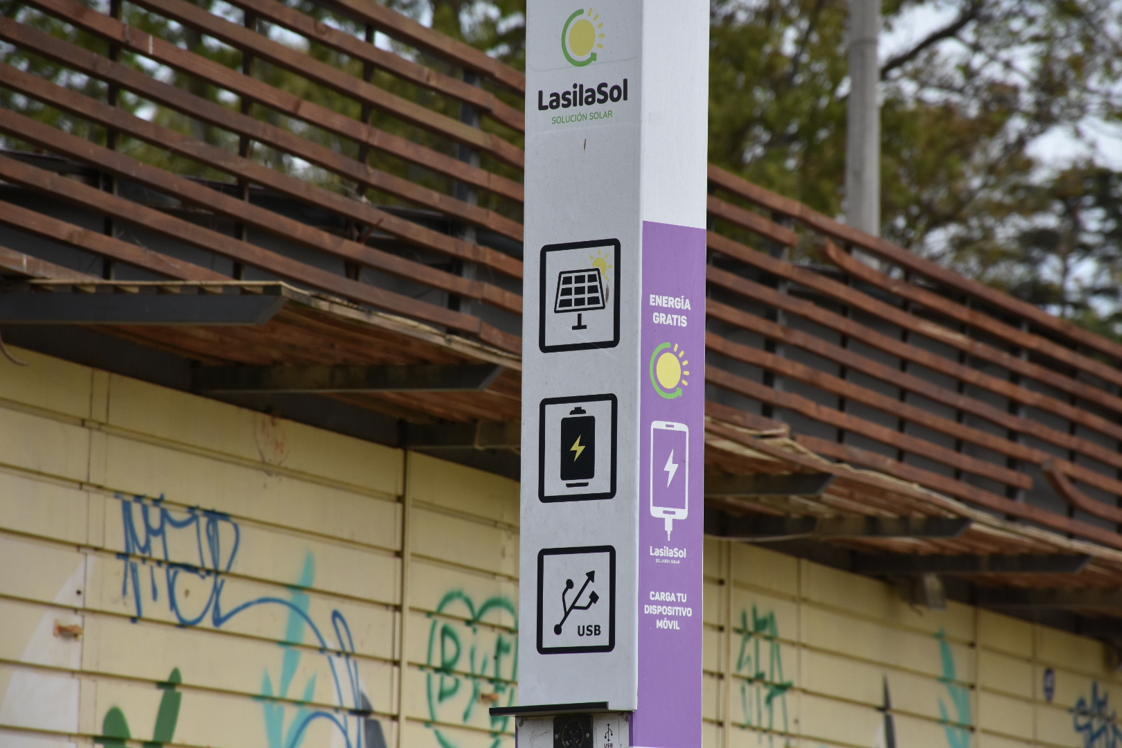 Tótem para carga de energía ubicado en la plaza Tótem para carga de energía ubicado en la plaza