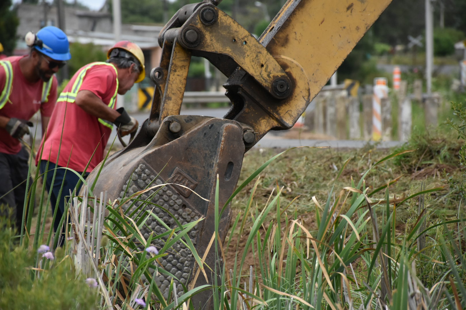 Trabajadores realizan obras en el entorno del puente La sorda Trabajadores realizan obras en el entorno del puente La sorda