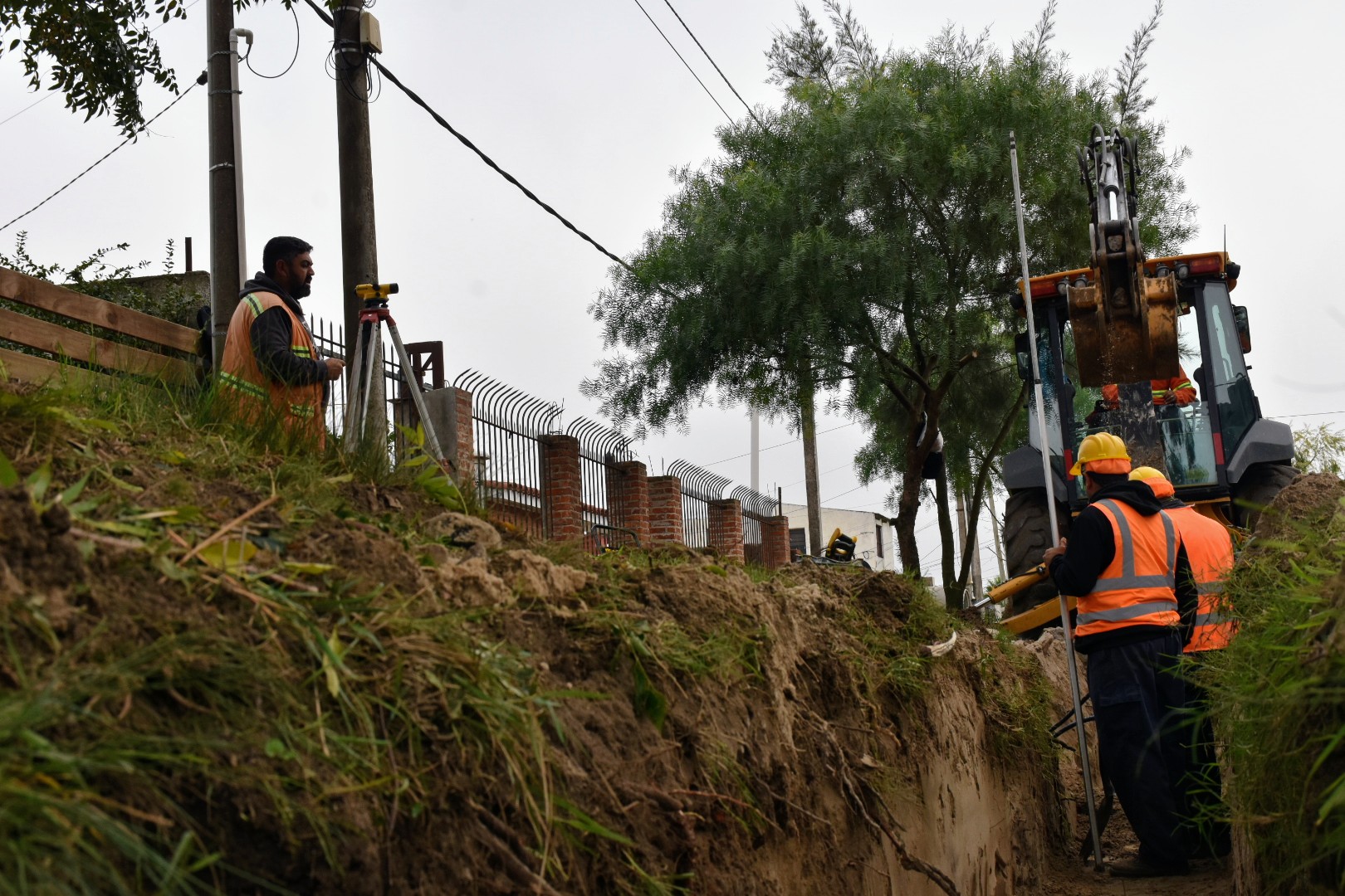 Trabajos de conformación de cunetas en calle Garibadi 