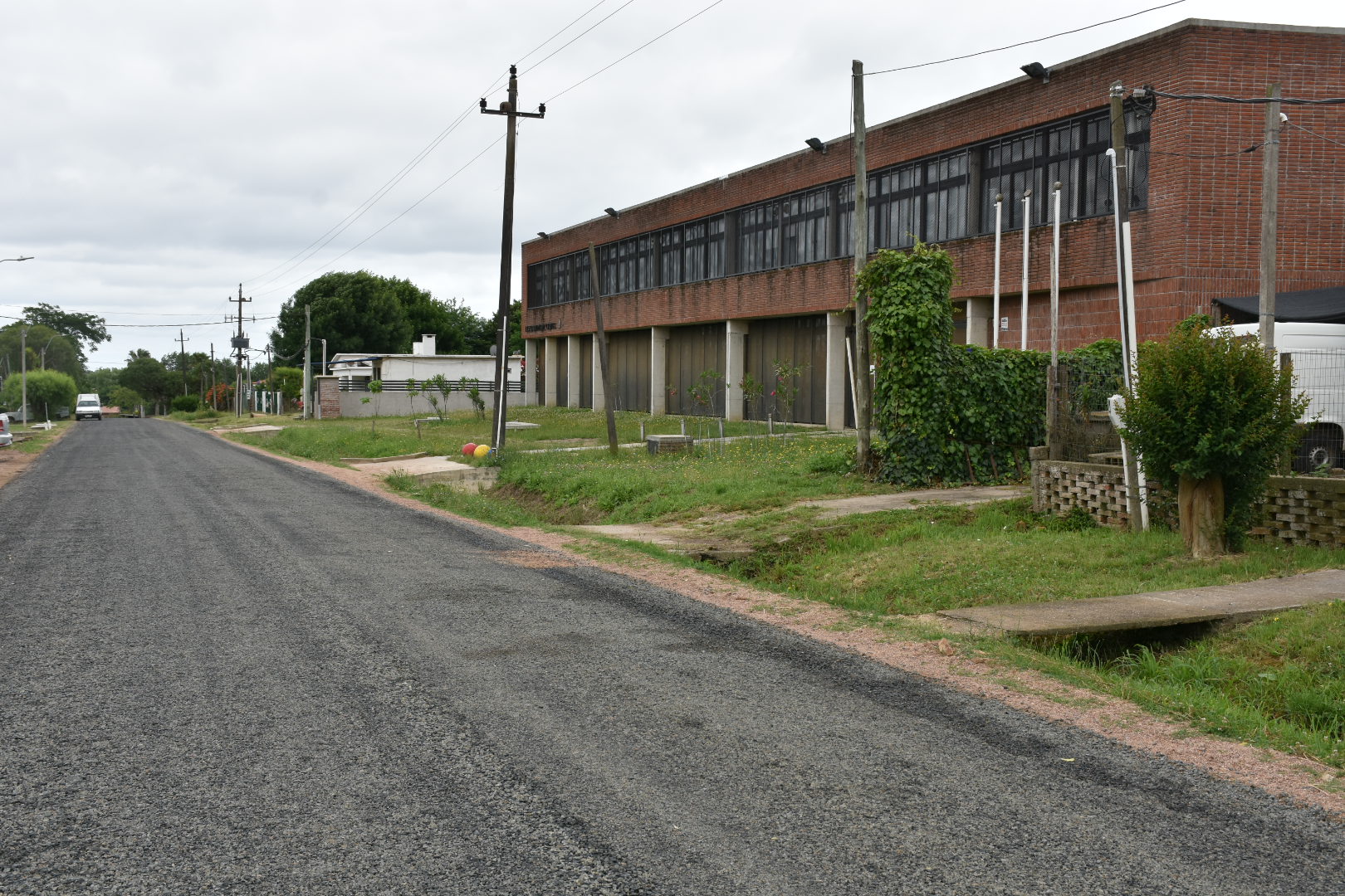 Tratamiento de regado doble en calle Gabriel Pereira, frente al liceo de Empalme Olmos Tratamiento de regado doble en calle Gabriel Pereira, frente al liceo de Empalme Olmos