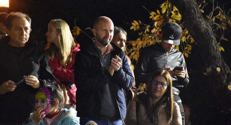 El Director General de Cultura del Gobierno de Canelones, Sergio Machín, y el Gerente de Fiestas y Eventos, Alejandro Guarnieri en el desfile de Escuelas de Samba en la ciudad de Santa Lucía El Gerente de Fiestas y Eventos, Alejandro Guarnieri, y el Director General de Cultura del Gobierno de Canelones, Sergio Machín, en el desfile de Escuelas de Samba en la ciudad de Santa Lucía.