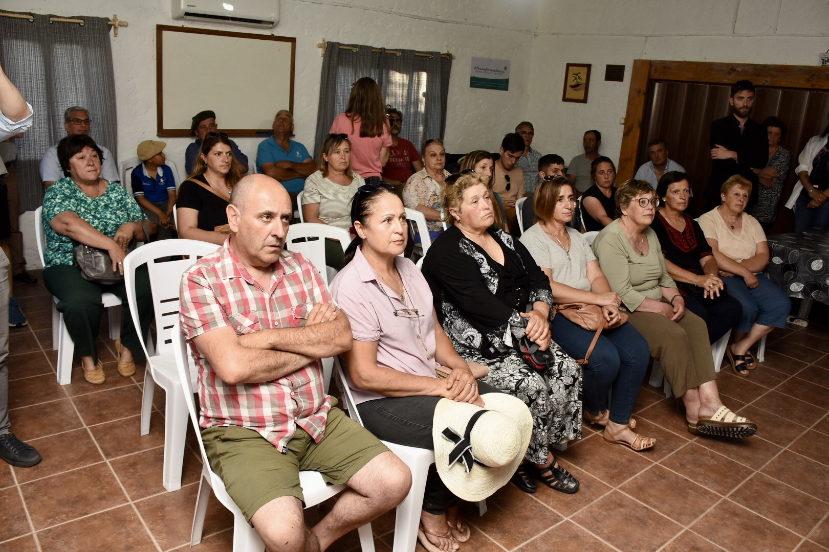 Vecinas y vecinos en la firma de convenio