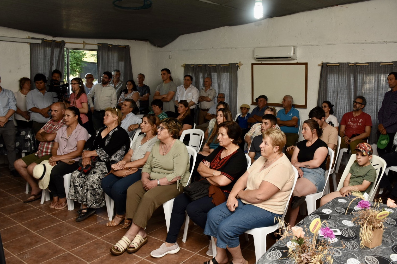 Vecinos y vecinas en la firma de convenio