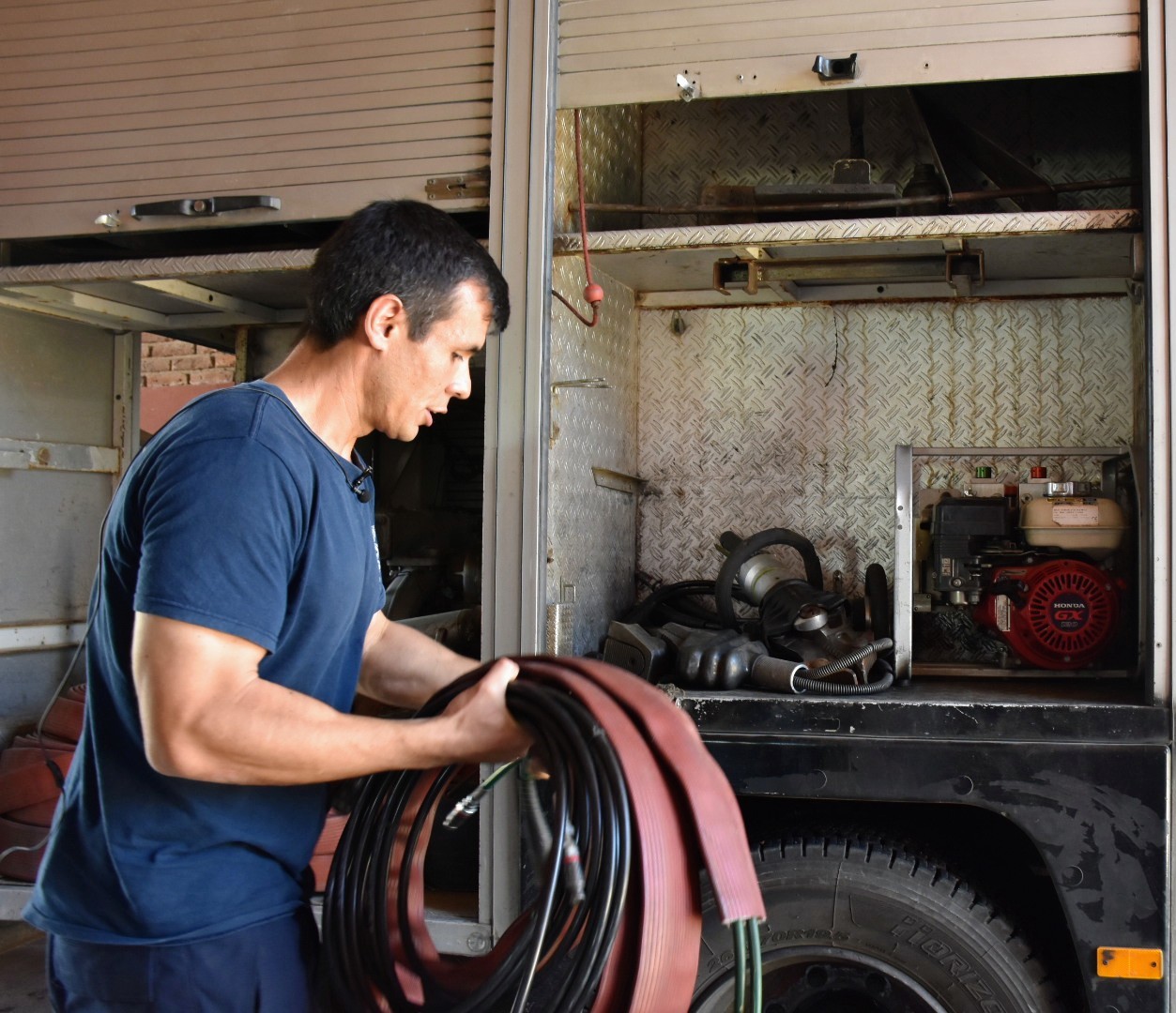 Vehículo utilizado con equipamiento necesario para atender diversas emergencias Vehículo utilizado con equipamiento necesario para atender diversas emergencias