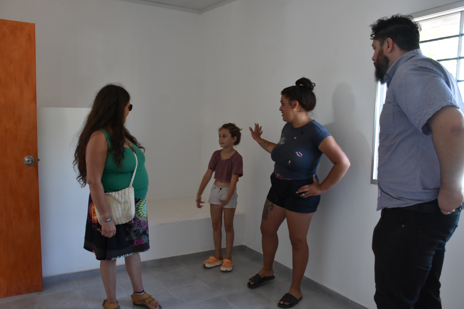 Verónica, junto a su hija y nieta recorren su nuevo hogar junto al Dir. Gral. Rodrigo Amengual