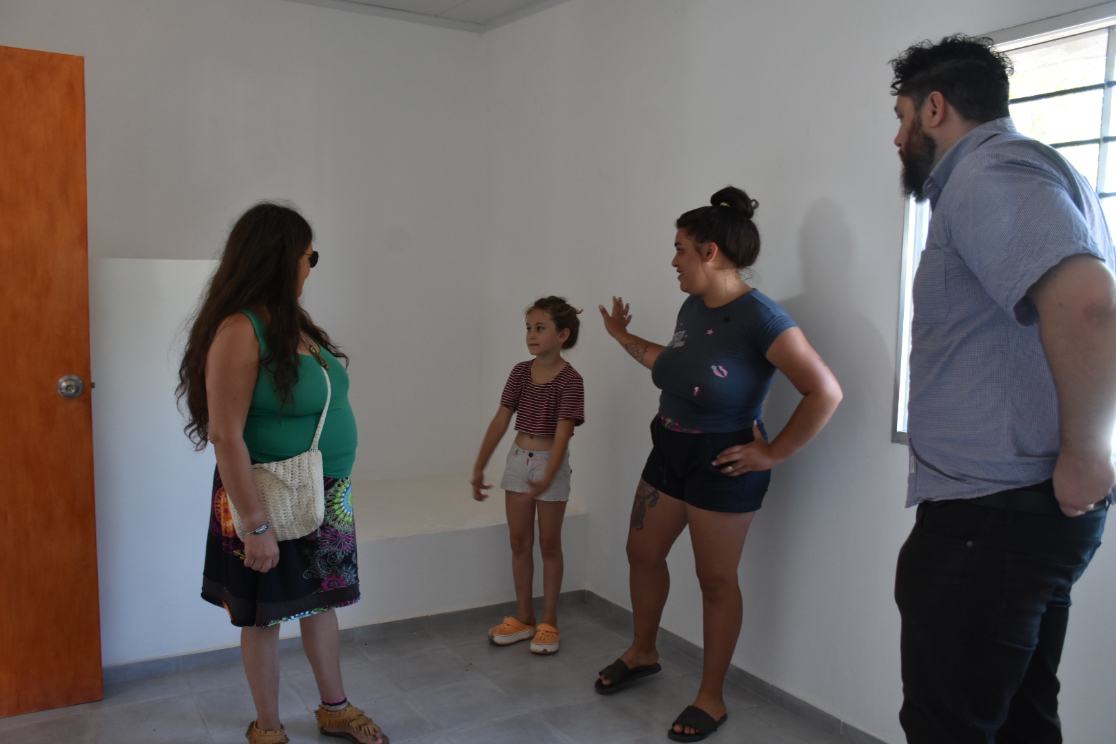 Verónica, junto a su hija y nieta recorren su nuevo hogar junto al Dir. Gral. Rodrigo Amengual Verónica, junto a su hija y nieta recorren su nuevo hogar junto al Dir. Gral. Rodrigo Amengual