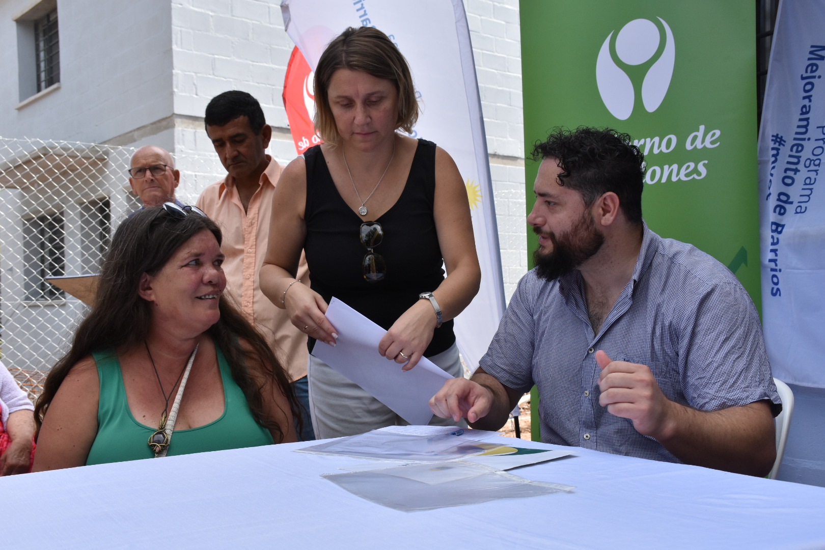 Verónica Lavandeira, adjudicataria, Esc  Inés Rebellato junto al Dir. Gral. de la Agencia de Vivienda y Convivencia Ciudadana IC Rodrigo Amengual