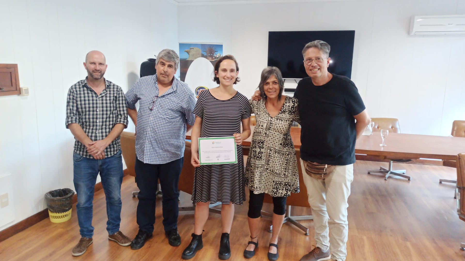 La ganadora, Victoria Pena, junto a autoridades de la Intendencia