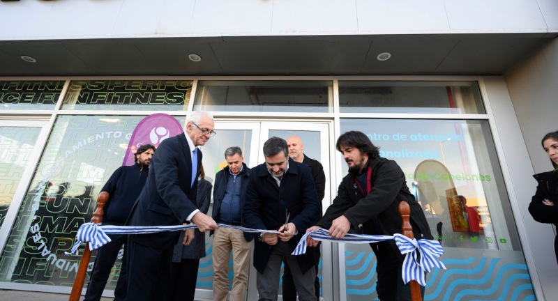 Corte de cinta por parte de autoridades nacionales y departamentales en la inauguración del nuevo Centro de Atención Personalizada de la Intendencia de Canelones en Car One. Corte de cinta por parte de autoridades nacionales y departamentales en la inauguración del nuevo Centro de Atención Personalizada de la Intendencia de Canelones en Car One.
