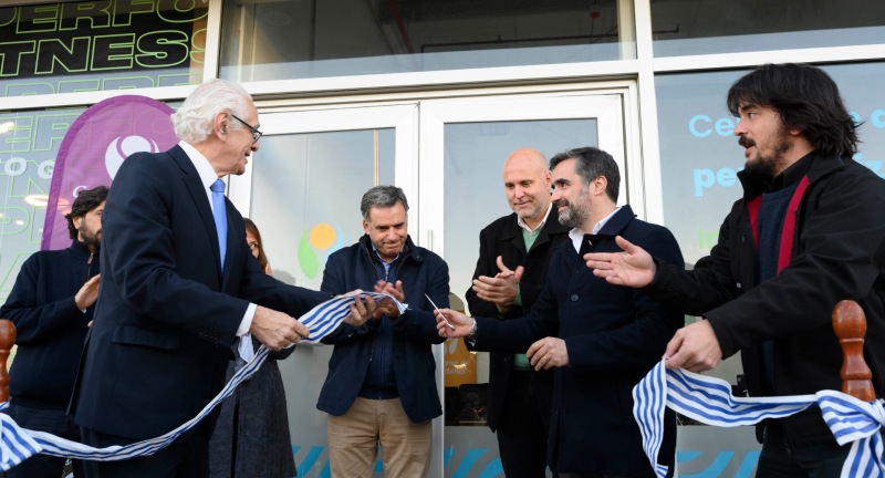 Corte de cinta por parte de autoridades nacionales y departamentales en la inauguración del nuevo Centro de Atención Personalizada de la Intendencia de Canelones en Car One. Corte de cinta por parte de autoridades nacionales y departamentales en la inauguración del nuevo Centro de Atención Personalizada de la Intendencia de Canelones en Car One.