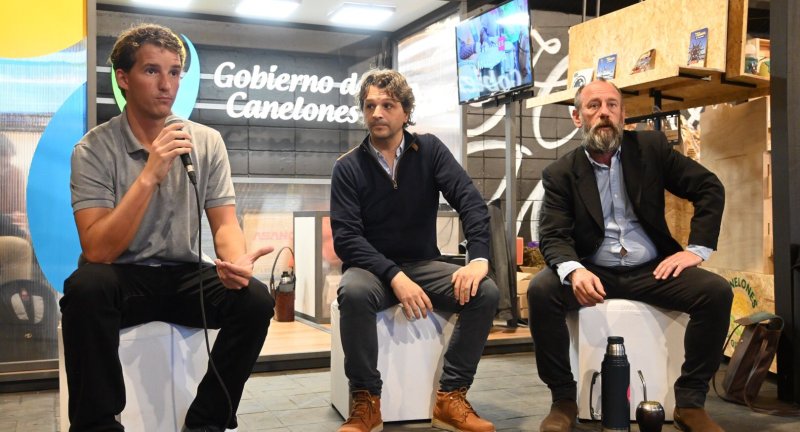 De izquierda a derecha: Técnico de la Agencia de Desarrollo Rural, Guzmán Rousserie, Director de Desarrollo Industrial, Martín Mercado, y el Director de Contralor, Luis Garrido, en la charla sobre las potencialidades de la industria cannábica en el departamento en el Pabellón de Canelones de la Expo Prado 2022. De izquierda a derecha: Técnico de la Agencia de Desarrollo Rural, Guzmán Rousserie, Director de Desarrollo Industrial, Martín Mercado, y el Director de Contralor, Luis Garrido, en la charla sobre las potencialidades de la industria cannábica en el departamento en el Pabellón de Canelones de la Expo Prado 2022.