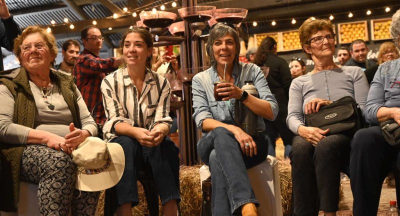 Jornada de intercambio en la mesa de participación de grupos de mujeres rurales en el Pabellón de Canelones de la Expo Prado 2022 Jornada de intercambio en la mesa de participación de grupos de mujeres rurales en el Pabellón de Canelones de la Expo Prado 2022