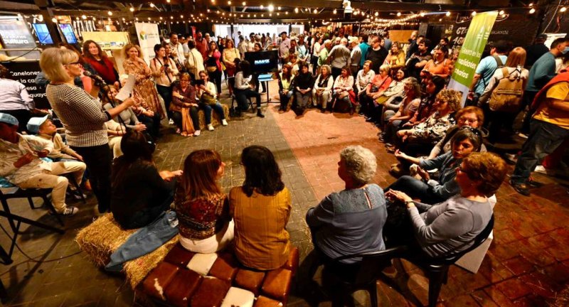 Jornada de intercambio en la mesa de participación de grupos de mujeres rurales en el Pabellón de Canelones de la Expo Prado 2022 Jornada de intercambio en la mesa de participación de grupos de mujeres rurales en el Pabellón de Canelones de la Expo Prado 2022