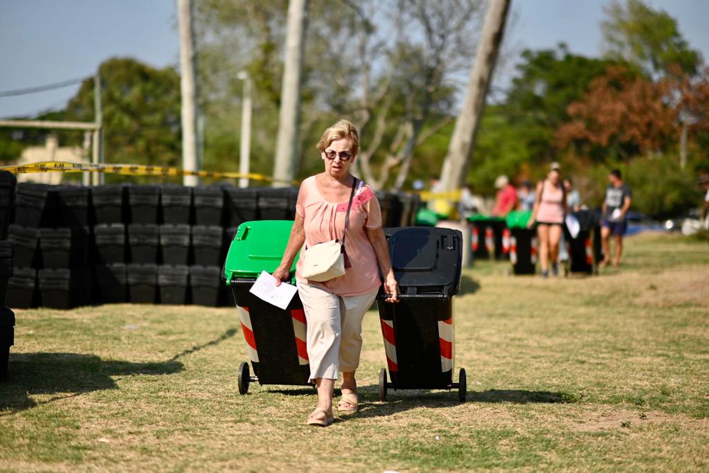 1500 familias de El Pinar ya tienen su contenedor para reciclables y su compostera 1500 familias de El Pinar ya tienen su contenedor para reciclables y su compostera