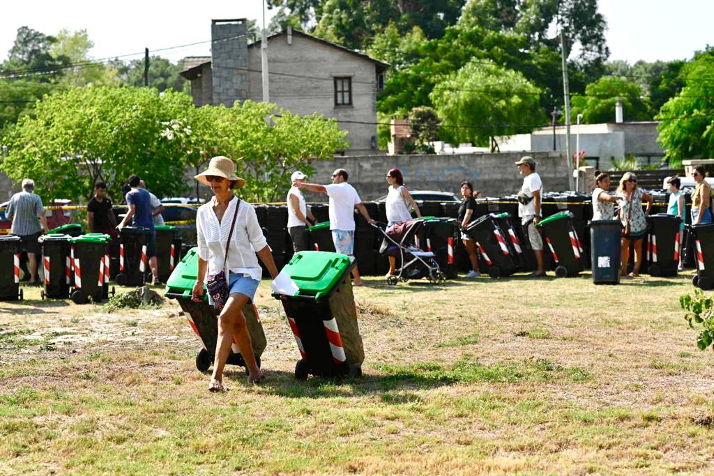 1500 familias de El Pinar ya tienen su contenedor para reciclables y su compostera 1500 familias de El Pinar ya tienen su contenedor para reciclables y su compostera