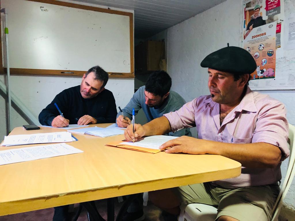Proyecto de difusión del uso de pasturas permanentes en predios ganaderos familiares Proyecto de difusión del uso de pasturas permanentes en predios ganaderos familiares