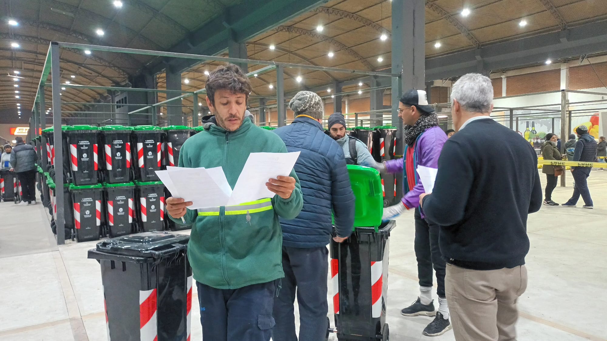 Hogares Sustentables: 1700 familias del Municipio de Paso Carrasco recibieron equipamiento para compostar y gestionar residuos domiciliarios Hogares Sustentables: 1700 familias del Municipio de Paso Carrasco recibieron equipamiento para compostar y gestionar residuos domiciliarios