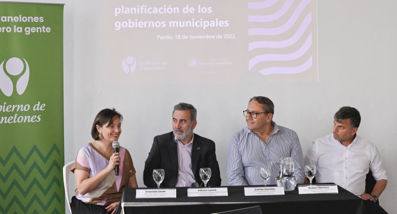 Izq. a der.: Asesora de Derechos Humanos de Naciones Unidas Uruguay, Graciela Dede,  Director de Relaciones Internacionales y Gobierno Abierto del Gobierno de Canelones, Edison Lanza, Director de Derechos Humanos del Gobierno de Canelones, Carlos Garolla, y Director de Desarrollo Local y Participación de la Intendencia de Canelones, Ruben Moreno, en a capacitación sobre el enfoque basado en derechos humanos en la planificación de los gobiernos municipales