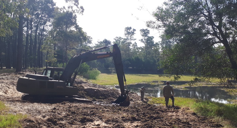 Jornada participativa de limpieza del lago del parque Roosevelt: Brigada de Ingenieros N° 1 colabora con la limpieza del lago.