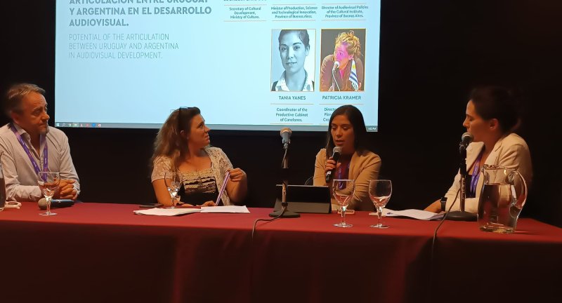 Coordinadora del Gabinete Productivo, Tania Yanes, y la Directora de Palnificación Estratégica, Patricia Kramer. en la  la conferencia Potencialidades de la articulación entre Uruguay y Argentina en el desarrollo audiovisual.