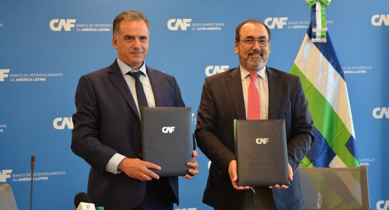 Intendente de Canelones, Prof. Yamandú Orsi, el Presidente Ejecutivo de la CAF, Sergio Díaz-Granados, en firma de convenio ente la Intendencia de Canelones y la CAF para mejoras en espacios públicos del departamento 