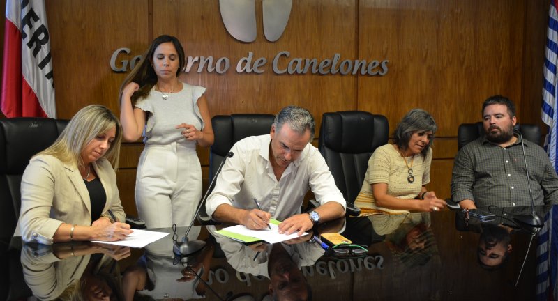 De izq. A der.: Presidenta de Sindicato de Funcionarios Policiales de Montevideo-Uruguay, Patricia Rodríguez, el Intendente de Canelones, Prof. Yamandú Orsi, la Secretaria General en funciones del Gobierno de Canelones, Lic. Silvana Nieves, y el Secretario General del Sindicato de Funcionarios Policiales de Montevideo-Uruguay, Fabricio Ríos, en la firma de comodato entre el Gobierno Departamental y el sindicato. De izq. A der.: Presidenta de Sindicato de Funcionarios Policiales de Montevideo-Uruguay, Patricia Rodríguez, el Intendente de Canelones, Prof. Yamandú Orsi, la Secretaria General en funciones del Gobierno de Canelones, Lic. Silvana Nieves, y el Secretario General del Sindicato de Funcionarios Policiales de Montevideo-Uruguay, Fabricio Ríos, en la firma de comodato entre el Gobierno Departamental y el sindicato.