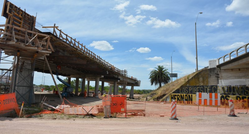 Desvío en el ingreso a ciudad de Canelones desde el sur por obras del ferrocarril central y el viaducto Desvío en el ingreso a ciudad de Canelones desde el sur por obras del ferrocarril central y el viaducto