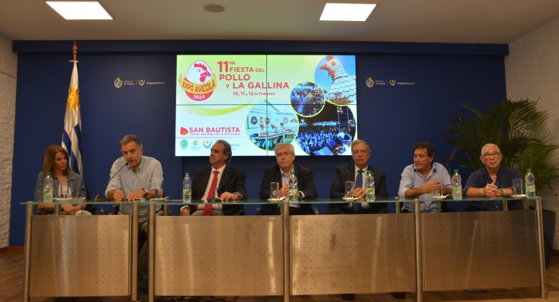 De izq. a dere: Silvia Balbi, organizadora del evento, el Intendente de Canelones, Prof. Yamandú Orsi, el Subsecretario del Ministerio de Turismo, Remo Monzeglio, el Ministro de Turismo, Tabaré Viera, el Ministro de Ganadería, Agricultura y Pesca, Ing. Agr. Fernando Mattos, el Alcalde de San Bautista, Roberto Siriani, y el chef y comunicador Sergio Puglia, en el lanzamiento de la 11ª edición de la Fiesta del pollo y la gallina 2023 De izq. a dere: Silvia Balbi, organizadora del evento, el Intendente de Canelones, Prof. Yamandú Orsi, el Subsecretario del Ministerio de Turismo, Remo Monzeglio, el Ministro de Turismo, Tabaré Viera, el Ministro de Ganadería, Agricultura y Pesca, Ing. Agr. Fernando Mattos, el Alcalde de San Bautista, Roberto Siriani, y el chef y comunicador Sergio Puglia, en el lanzamiento de la 11ª edición de la Fiesta del pollo y la gallina 2023