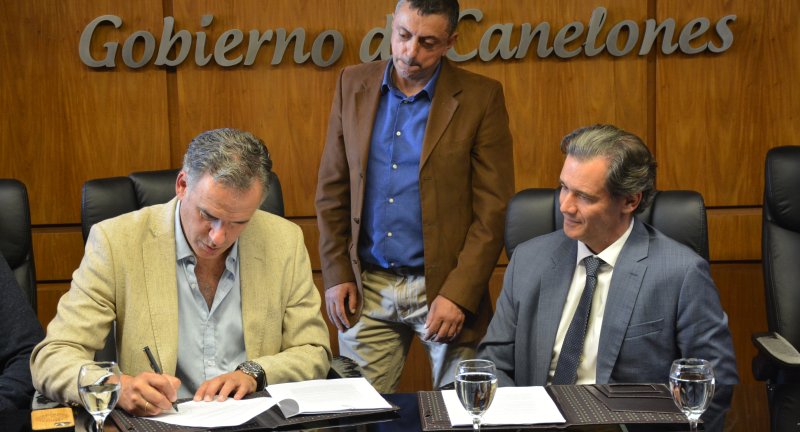 El Intendente de Canelones, Prof. Yamandú Orsi, y el Representante residente del PNUD en Uruguay, Alfonso Fernández de Castro, en la firma de acuerdo para la realización de obras de prestación de servicios de desarrollo en los municipios de Las Piedras, Los Cerrillos y Aguas Corrientes