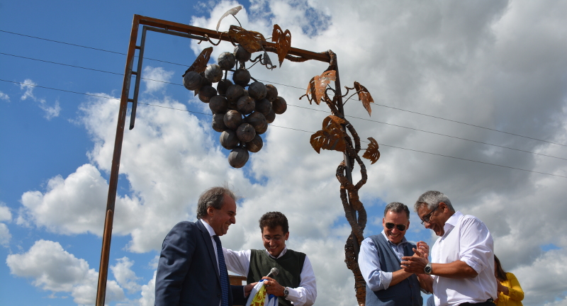 Autoridades de izquierda a derecha: Subsecretario del Ministerio de Turismo, Remo Monzeglio, Presidente del Instituo Histórico de Juanicó, Fernando Lúquez,  Intendente de Canelones, Yamandú Orsi, y Alcalde del Municipio de Canelones, Darío Pimienta, en la inauguración del monumento a la familia vitivinícola en Juanicó.