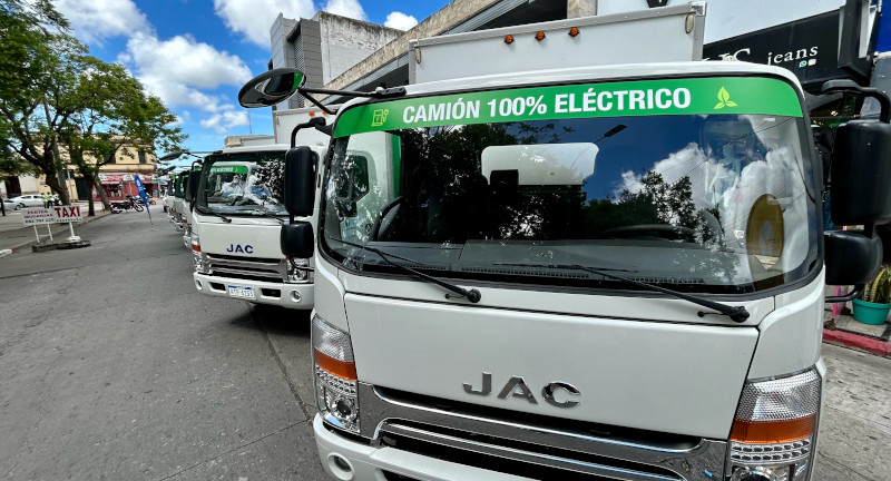 En la plaza Constitución de Pando, el Gobierno de Canelones presentó nuevo equipamiento para reciclaje