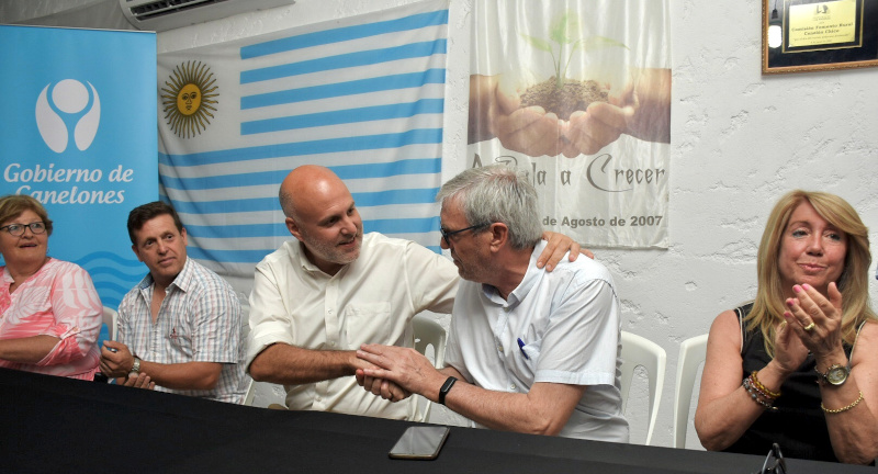 De izquierda a derecha: Representantes de la Comisión de vecinos y vecinas, Cristina Revetria y Ariel Mainar; Secretario General de la Intendencia de Canelones, Francisco Legnani; Presidente de OSE, Raúl Montero; Vicepresidenta de OSE, Susana Montaner, en la firma de convenio tripartito entre la Intendencia de Canelones, OSE y la comisión de vecinos y vecinas de Canelón Chico