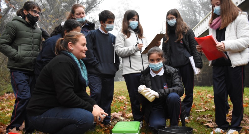 Equipo técnico del Área de Calidad Ambiental de la Dirección de Gestión Ambiental de la Intendencia de Canelones, junto a adolescentes del Liceo Guadalupe, realizando un monitoreo de calidad de agua en ciudad de Canelones.