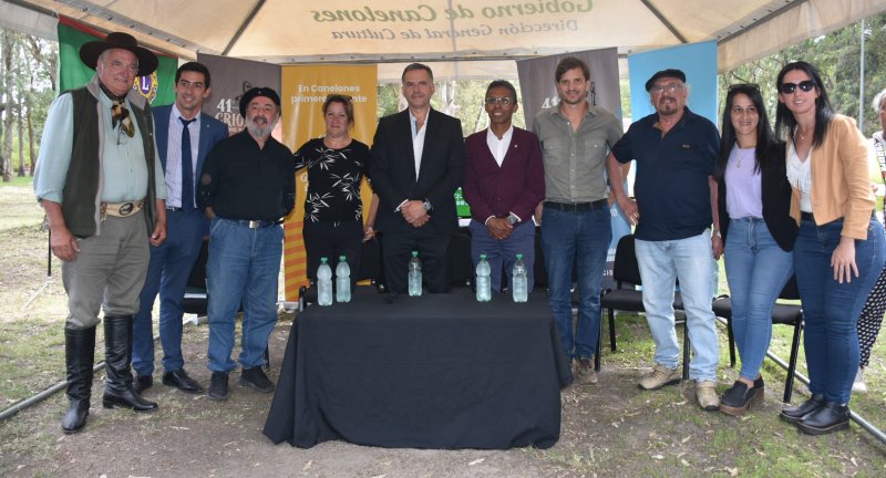 Al centro Intendente de Canelones Yamandú Orsi junto a los demás integrantes de la organización de la  41° Criolla Internacional del Parque Roosevelt y artistas que participan