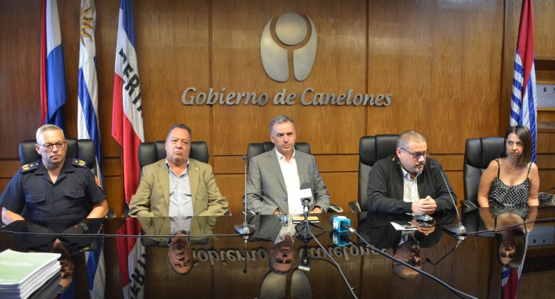  De izquierda a derecha: Jefe comisario de Bomberos Canelones, Roosvelt Ronald, Director del Sistema Nacional de Emergencias (SINAE), Cnel. (R) Sergio Rico, Intendente de Canelones, Prof. Yamandú Orsi, Coordinador de CECOED Canelones, Leonardo Herou, y Directora del Instituo de Estudios Estratégicos Canario, Lic. Leticia Mazzini, en la presentación del Plan de Gestión Integral de Riesgo 2022-2025 de Canelones.