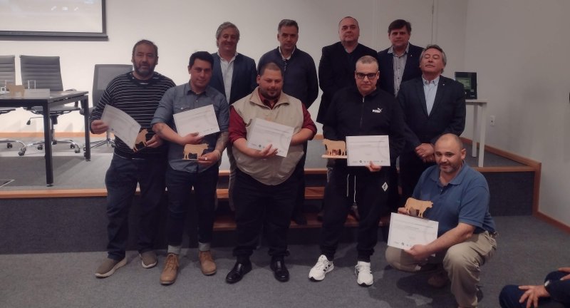 Entrega de diplomas a carniceros de Canelones por el curso de buenas prácticas en el oficio