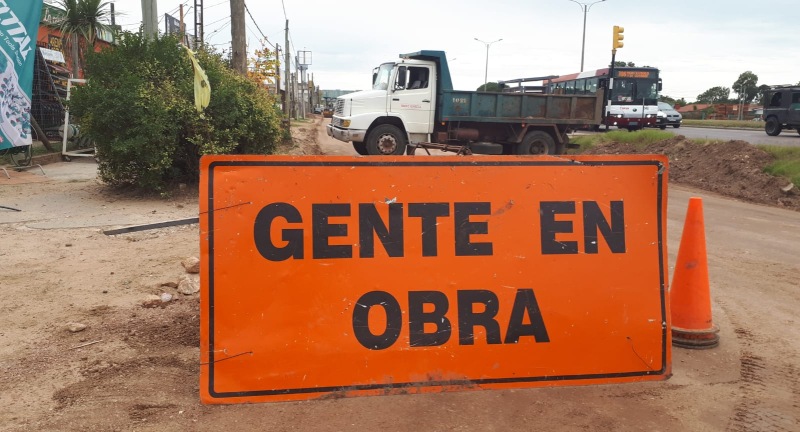 Obra de pavimentacion de auxiliares en Av. Giannattasio