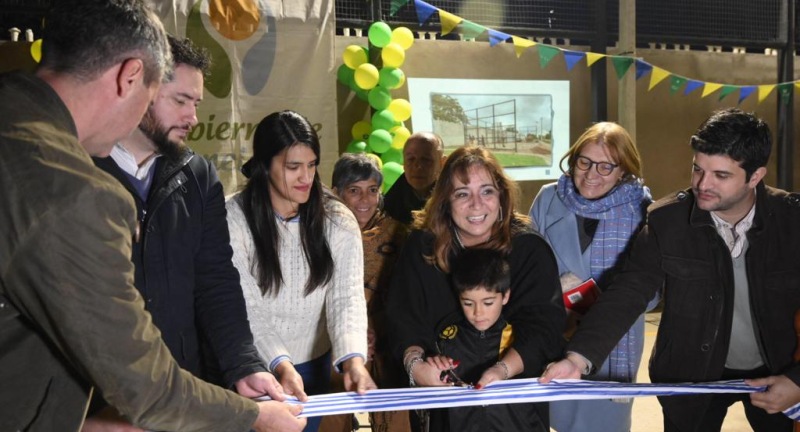 Autoridades, vecinos y vecinas del barrio en el corte de cinta de la inauguración del Plan de Mejoramiento Barrial en Municipal 1 de Santa Lucía 