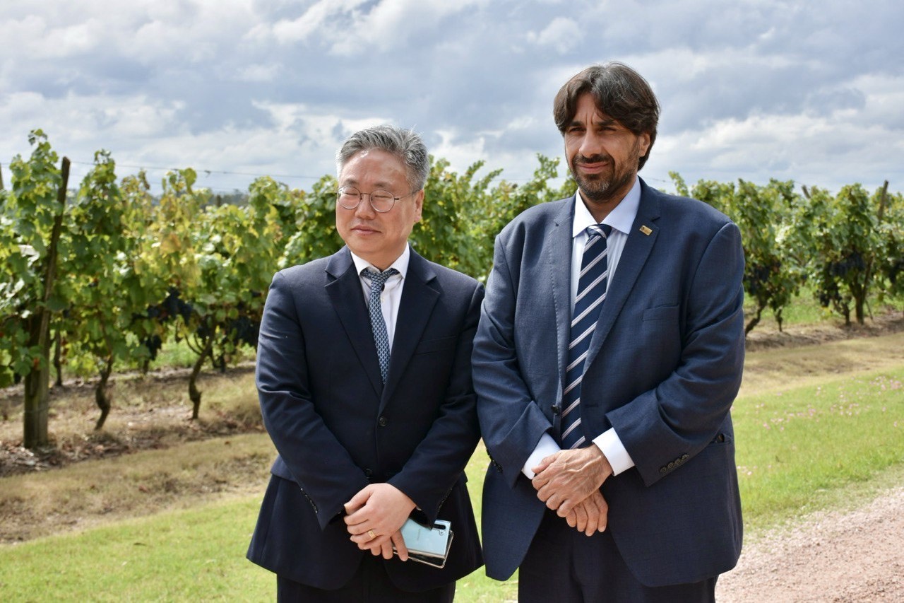  Intendente de Canelones, Marcelo Metediera- experto del Banco Interamericano de Desarrollo (BID), especializado en Territorios Inteligentes, Sr. Kim, Kidae