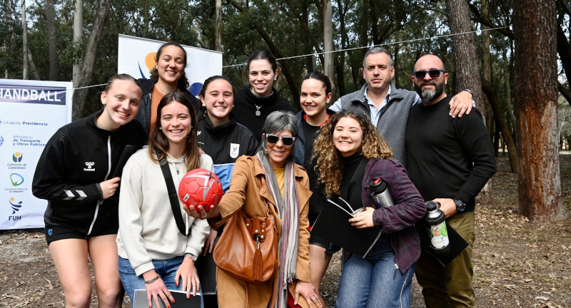 Autoridades nacionales y departamentales y jugadoras de la Selección Uruguaya de Handball en el parque Roosevelt, en el anuncio de la construcción del Complejo Deportivo de la Federación Uruguaya de Handball