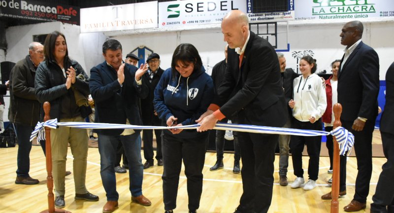 El Presidente del Club Atlético Juventud de Las Piedras, Yamandú Costa, y el Secretario General de la Intendencia, Dr. Esc. Francisco Legnani, en el corte de cinta inaugural de las nuevas obras del Estadio Federal Cirilio Malnatti del Club Atlético Juventud de Las Piedras