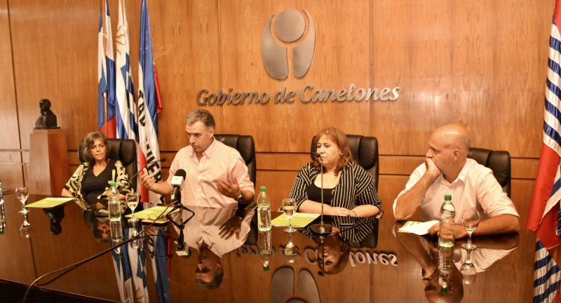 De izq. a der.: Pro Secretaria General del Gobierno de Canelones, Lic. Silvana Nieves, Intendente de Canelones, Prof. Yamandú Orsi, Directora de Salud, Lic. Aracelis Delgado, y el Secretario General, Dr. Esc. Francisco Legnani, en el lanzamiento del programa Canelones Salud Integral