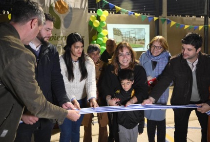 Autoridades, vecinos y vecinas del barrio en el corte de cinta de la inauguración del Plan de Mejoramiento Barrial en Municipal 1 de Santa Lucía Autoridades, vecinos y vecinas del barrio en el corte de cinta de la inauguración del Plan de Mejoramiento Barrial en Municipal 1 de Santa Lucía