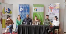 Mesa de autoridades hablando al público